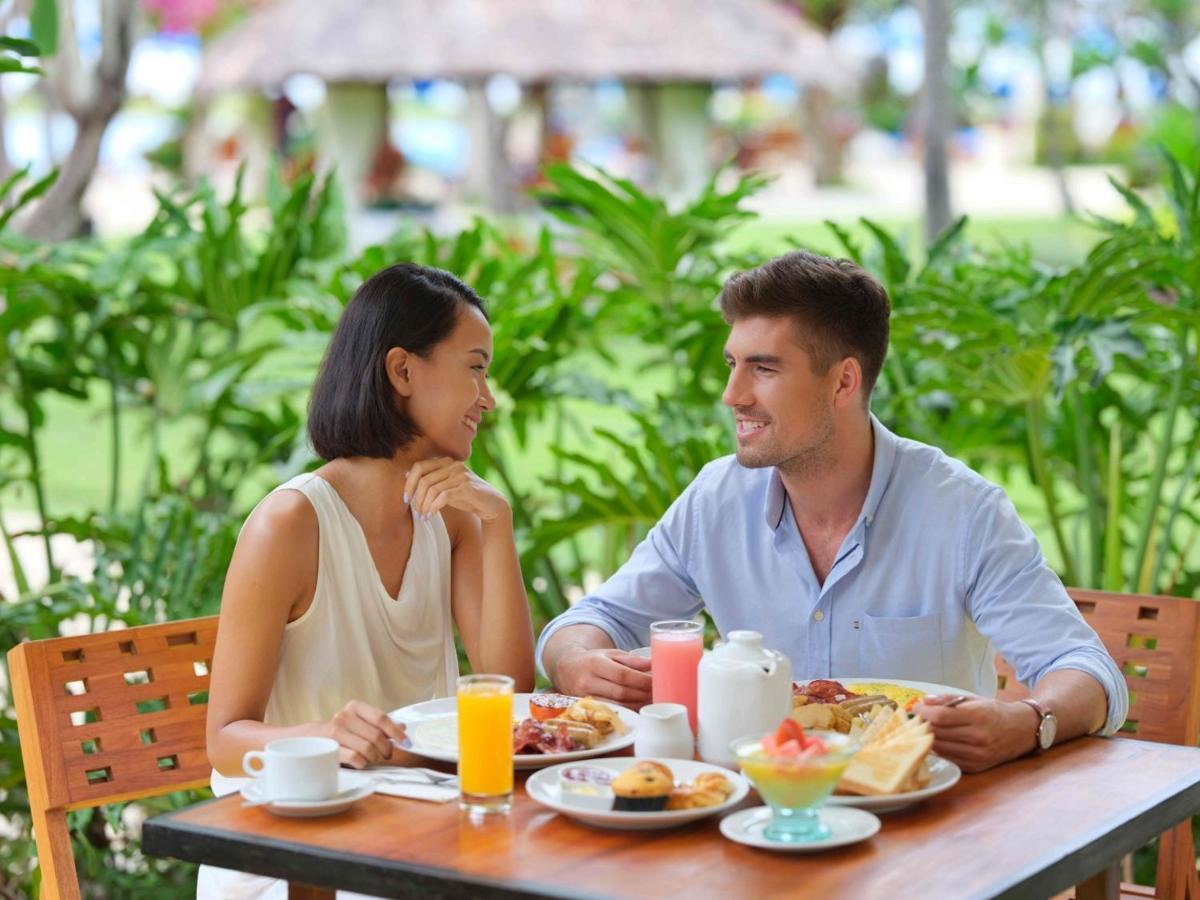 فندق نيكو بالي بينوا بيتش نوسا دوا المظهر الخارجي الصورة A couple eating breakfast