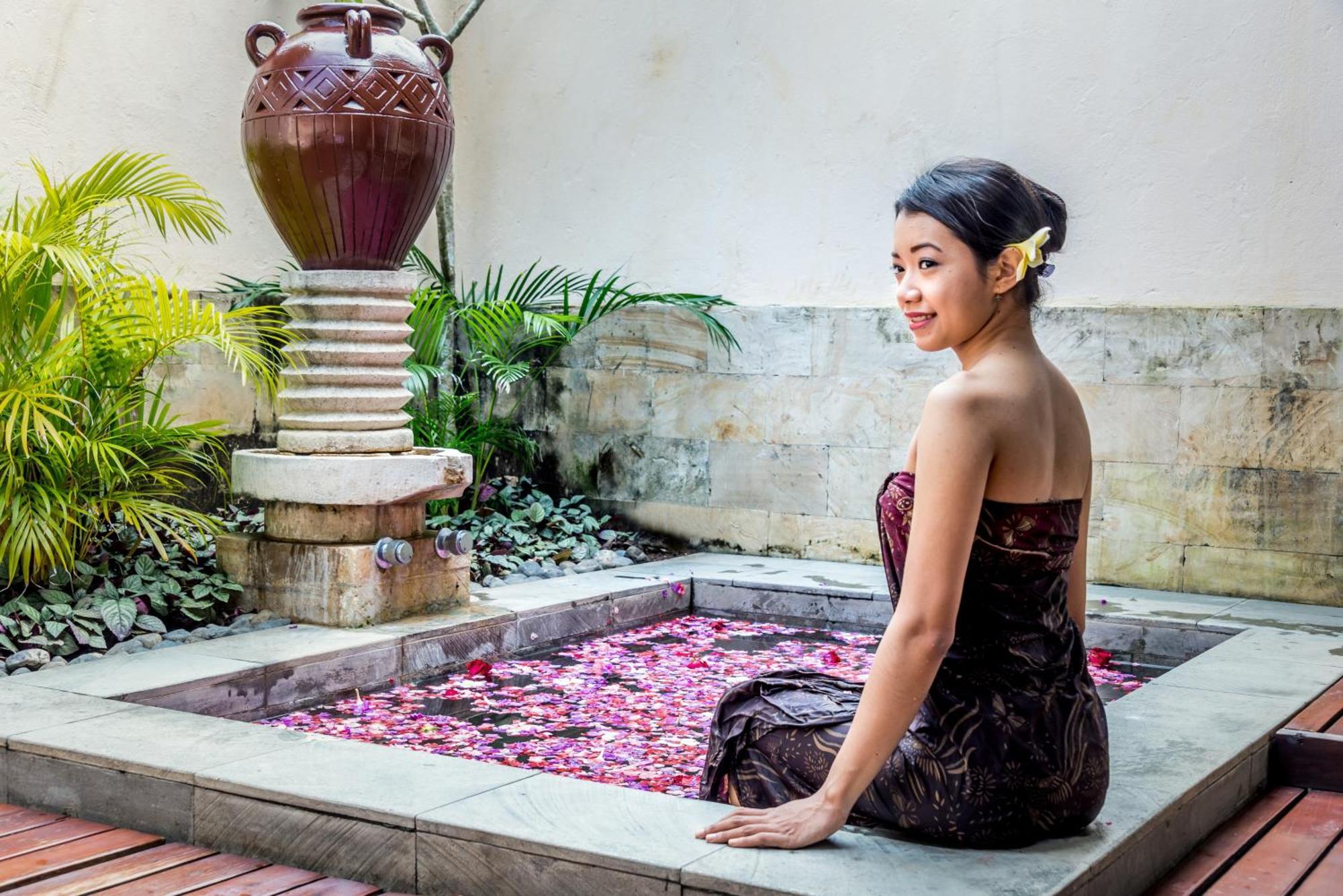 فندق نيكو بالي بينوا بيتش نوسا دوا المظهر الخارجي الصورة A woman in traditional Balinese attire
